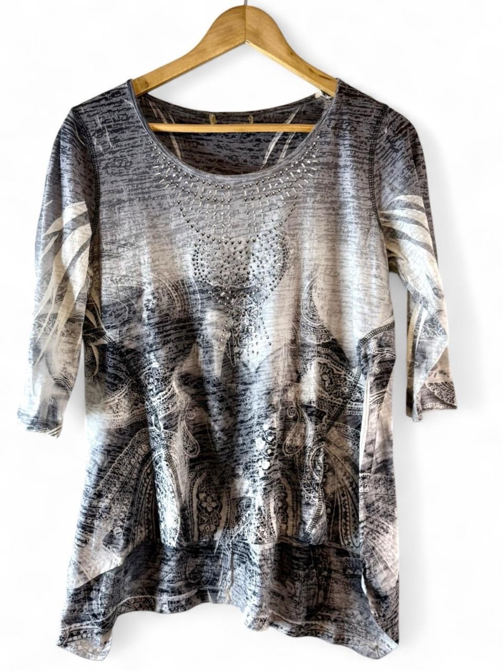 Gray & White Patterned Scoop Neck Top with Rhinestone Accent Size Petite L